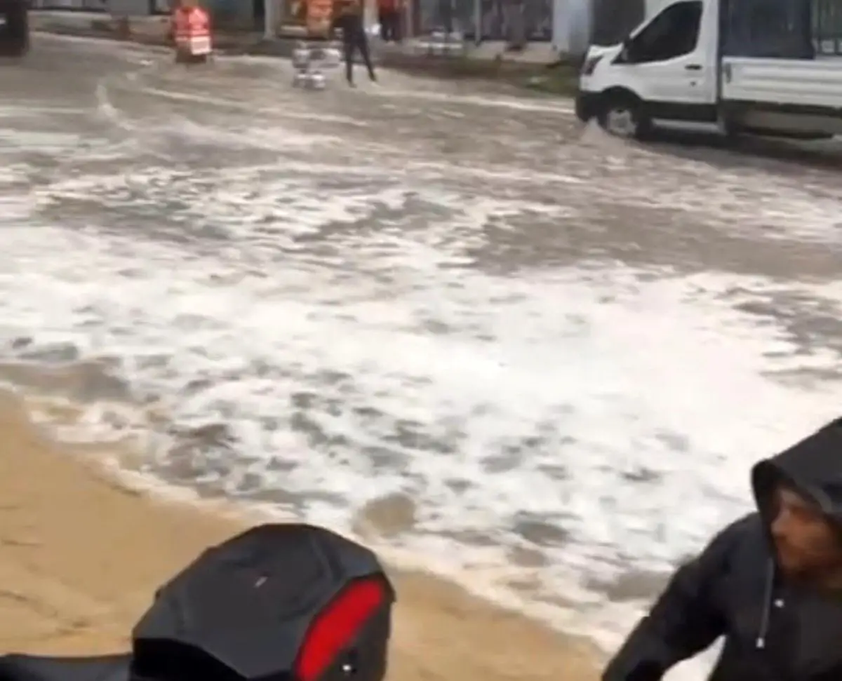 Adana’da Şiddetli Dolu ve Sel: Sokaklar Nehre Dönüştü