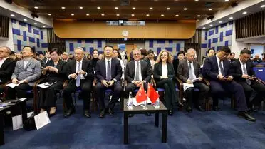 İzmir Ticaret Odası toplantı salonunda Qingdao delegasyonu