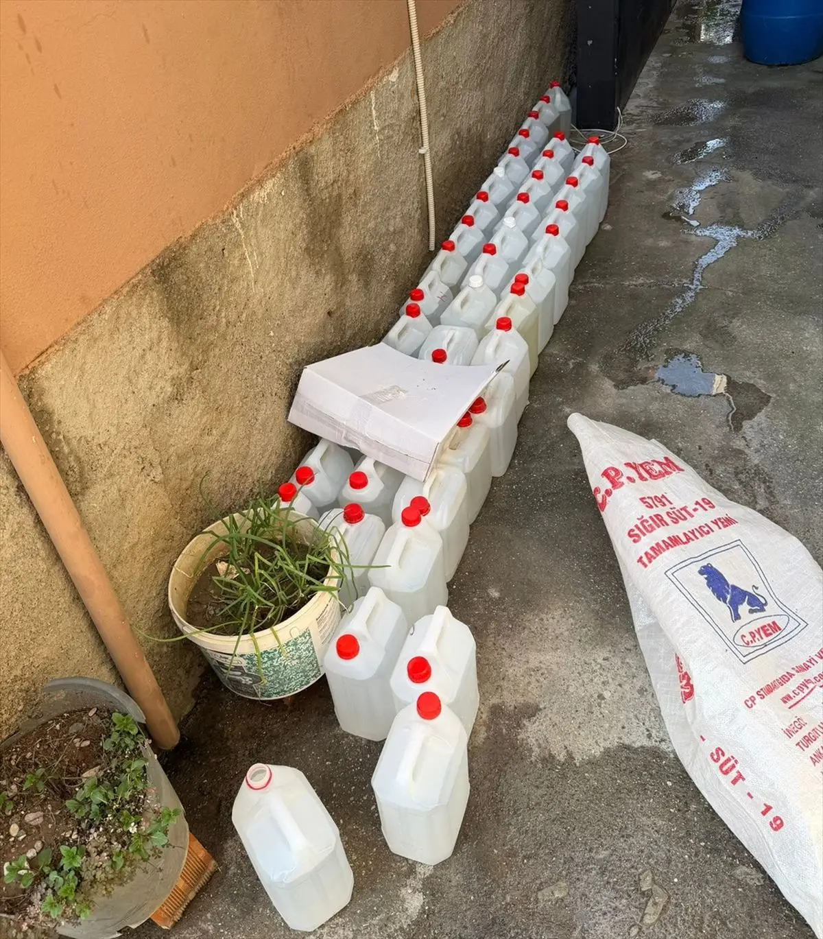 Adana’da 1.865 Litre Kaçak Etil Alkol ve Üç Şüpheli Operasyonda Ele Geçirildi