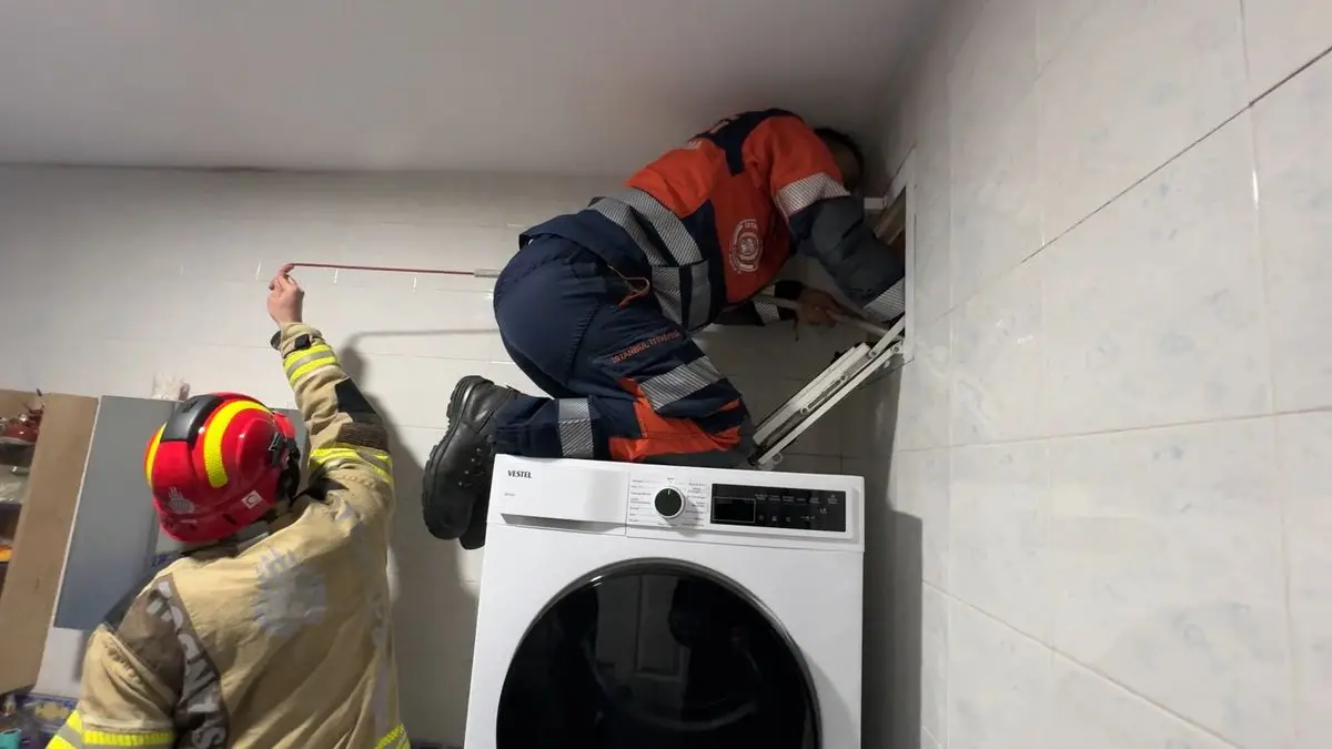 Avcılar’da İtfaiye Ekipleri Güvercin ve Martıyı Havalandırma Boşluğundan Kurtardı