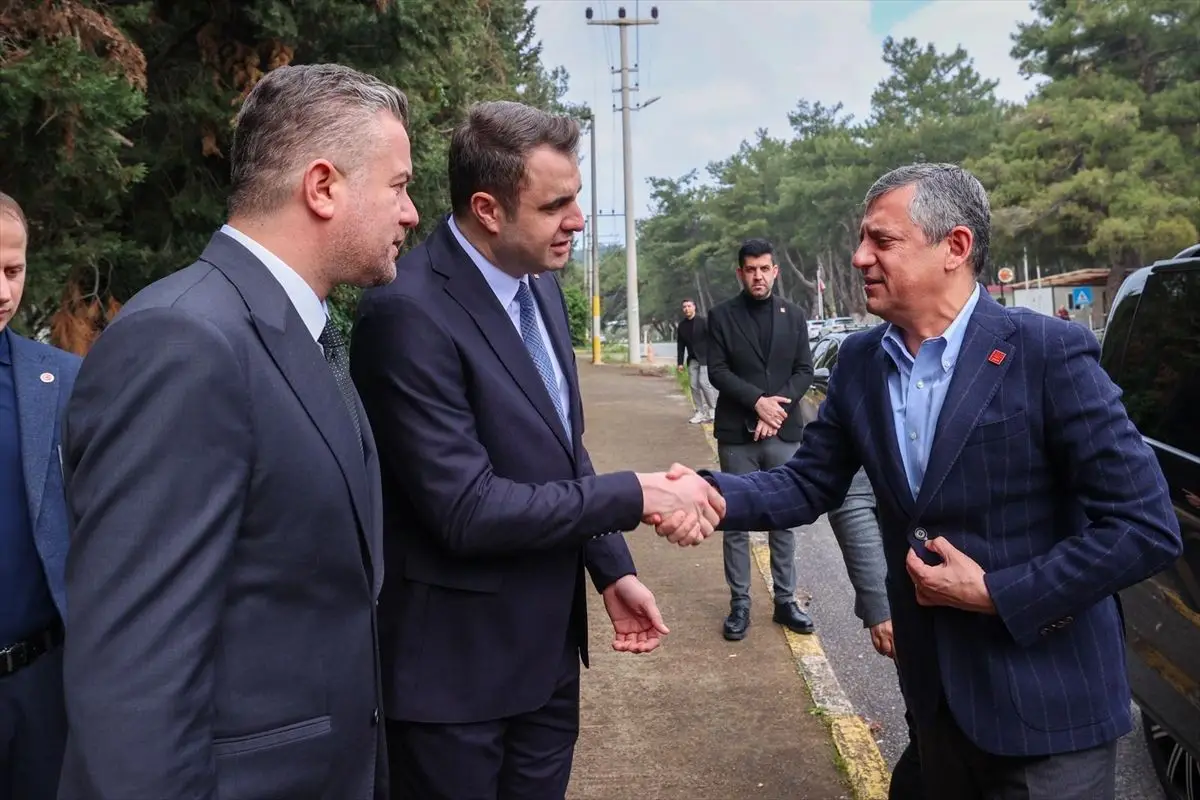 CHP Lideri Özgür Özel, Buca Cezaevi'nde Parti Eski Yöneticileriyle Buluştu