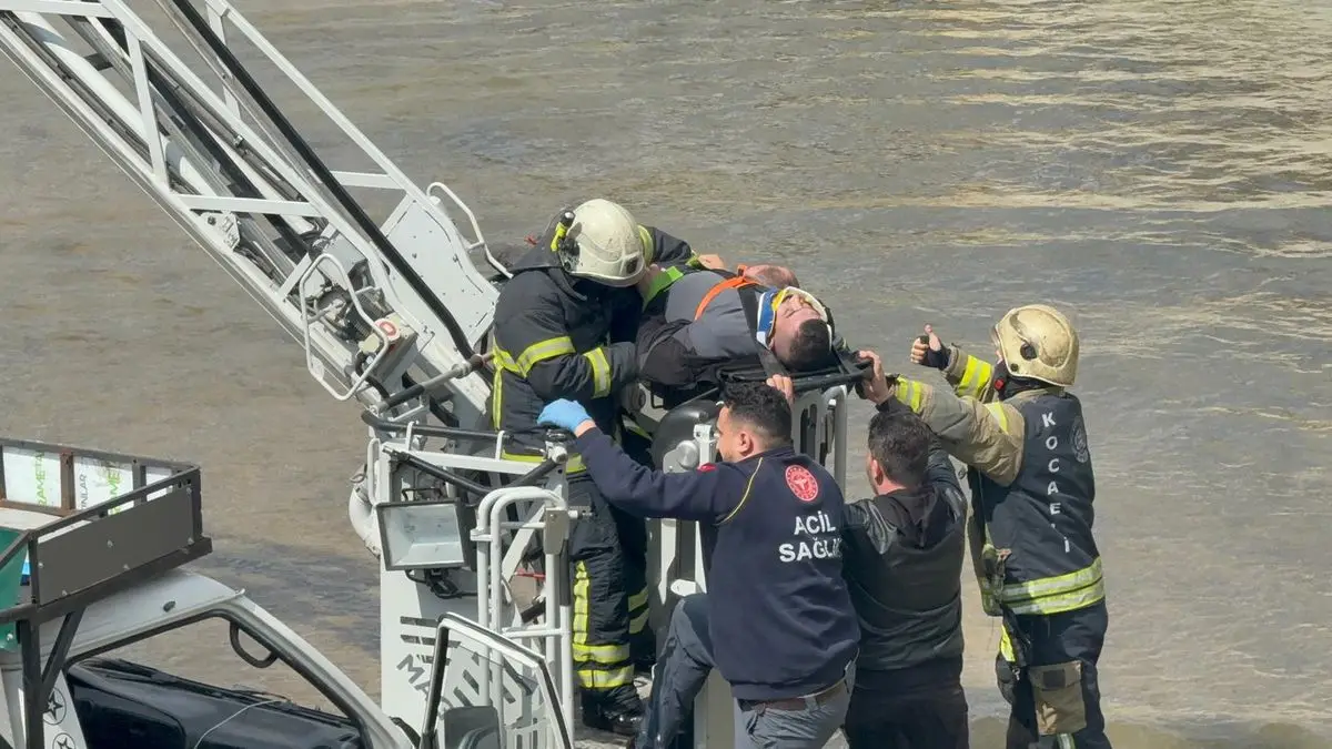 İzmit'te Dereye Çıkan Kamyonet Kazasında Sürücü Hayatı Kaybetti