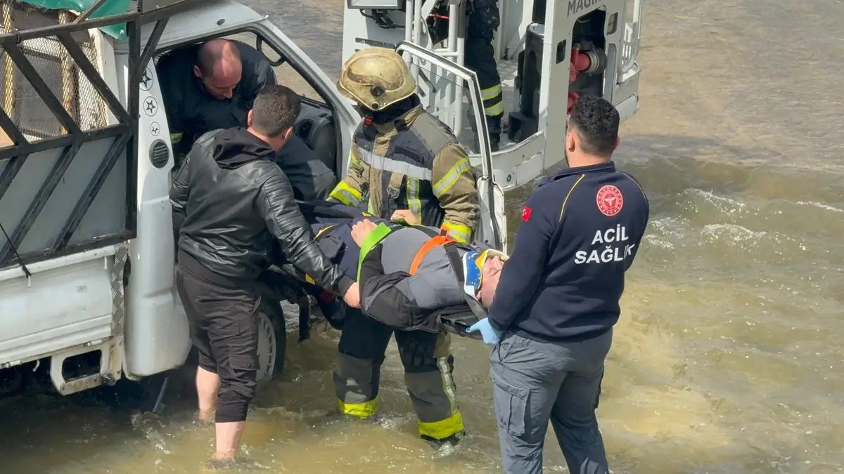 İzmit'te Kamyonet Dereye Çıktı: Sürücü Ağır Yaralı