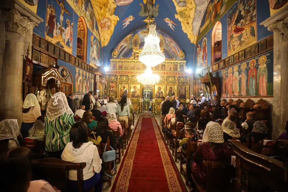 Gazze'de Ortodoks Hristiyanlar Palm Sunday'ı Savaşın Gölgesinde Kutladı