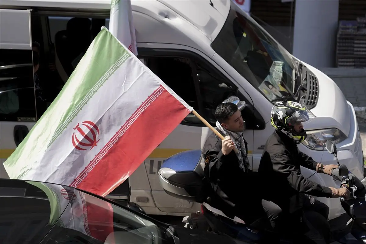 Küçükçekmece'de 500 Araçtan Oluşan İran Destek Konvoyu Yüzlerce Vatandaşı Bir Araya Getirdi