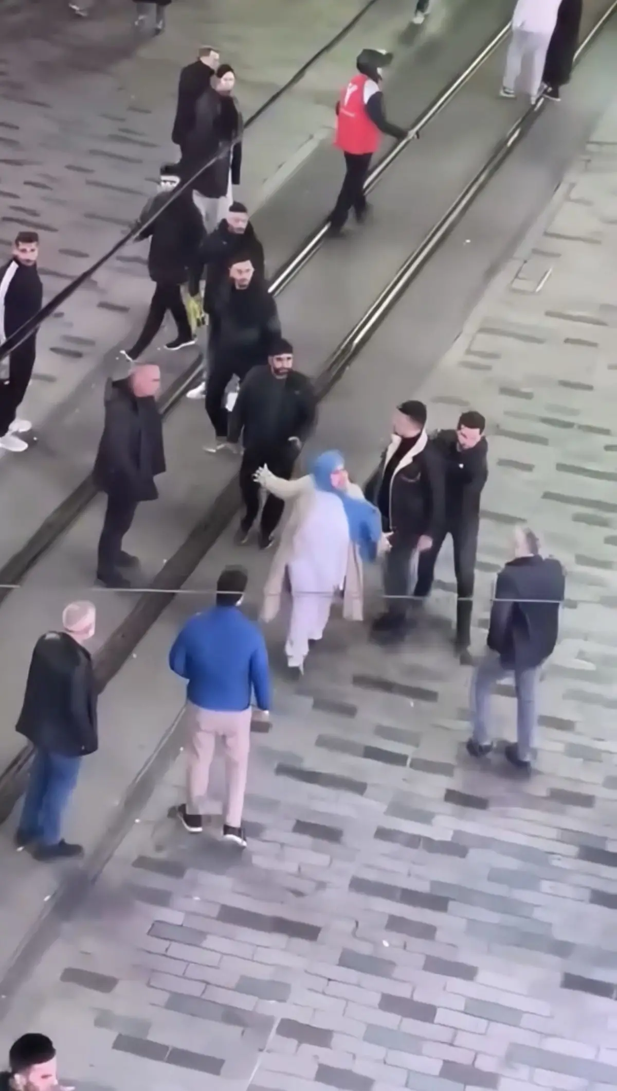 İstiklal Caddesi'nde AVM Güvenliği Tartışması Şiddete Dönüştü: Teyze ve Yeğeni Olayı Çözdü