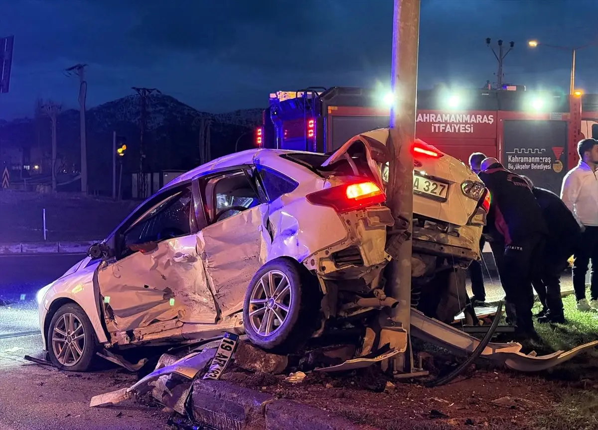 Göksun'da İki Araç Çarpıştı: 4 Kişi Hastaneye Kaldırıldı