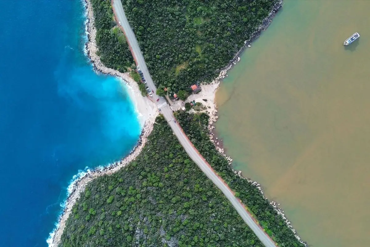 Kaş'ta Yağış Sonrası Denizin Kahverengi Görünümü Turistleri Şaşırttı