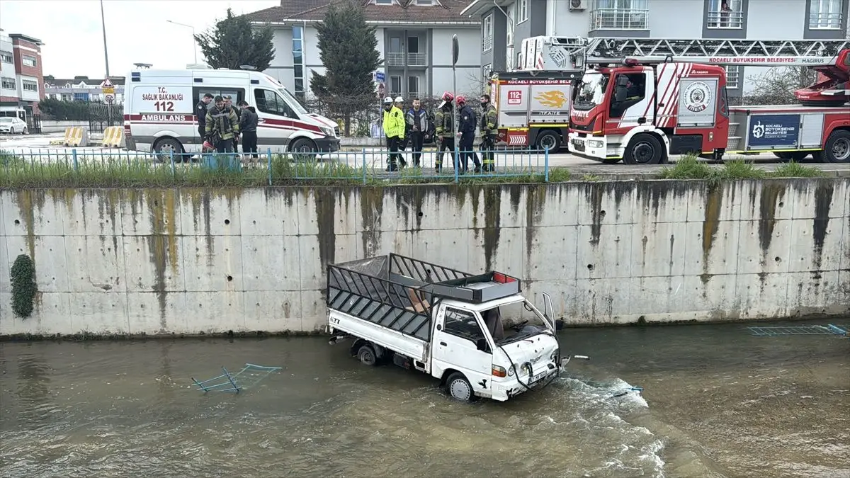 Kocaeli'de Dereye Çıkan Kamyonet Kazası: Sürücü Hayatını Kaybetti