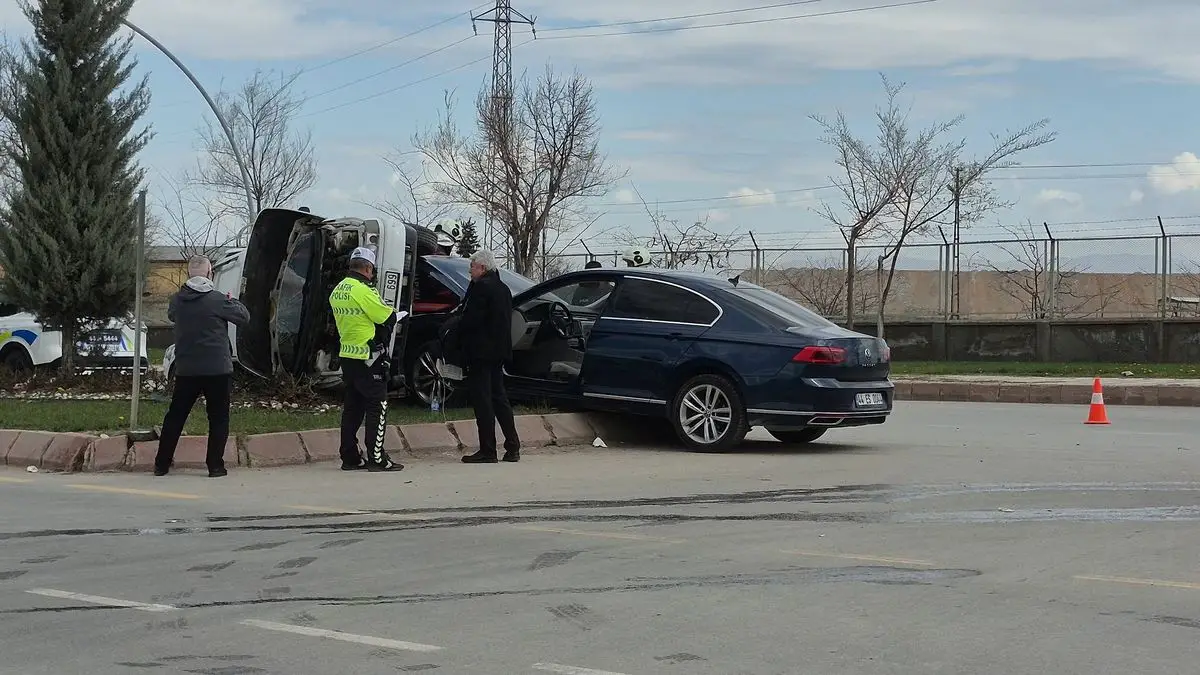 Malatya Yeşilyurt'ta Trafik Kazası: 3 Yaralı