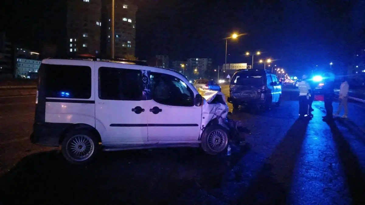 Kayseri'de Minibüse Çarpan Hafif Ticari Araçta 6 Kişi Yaralandı