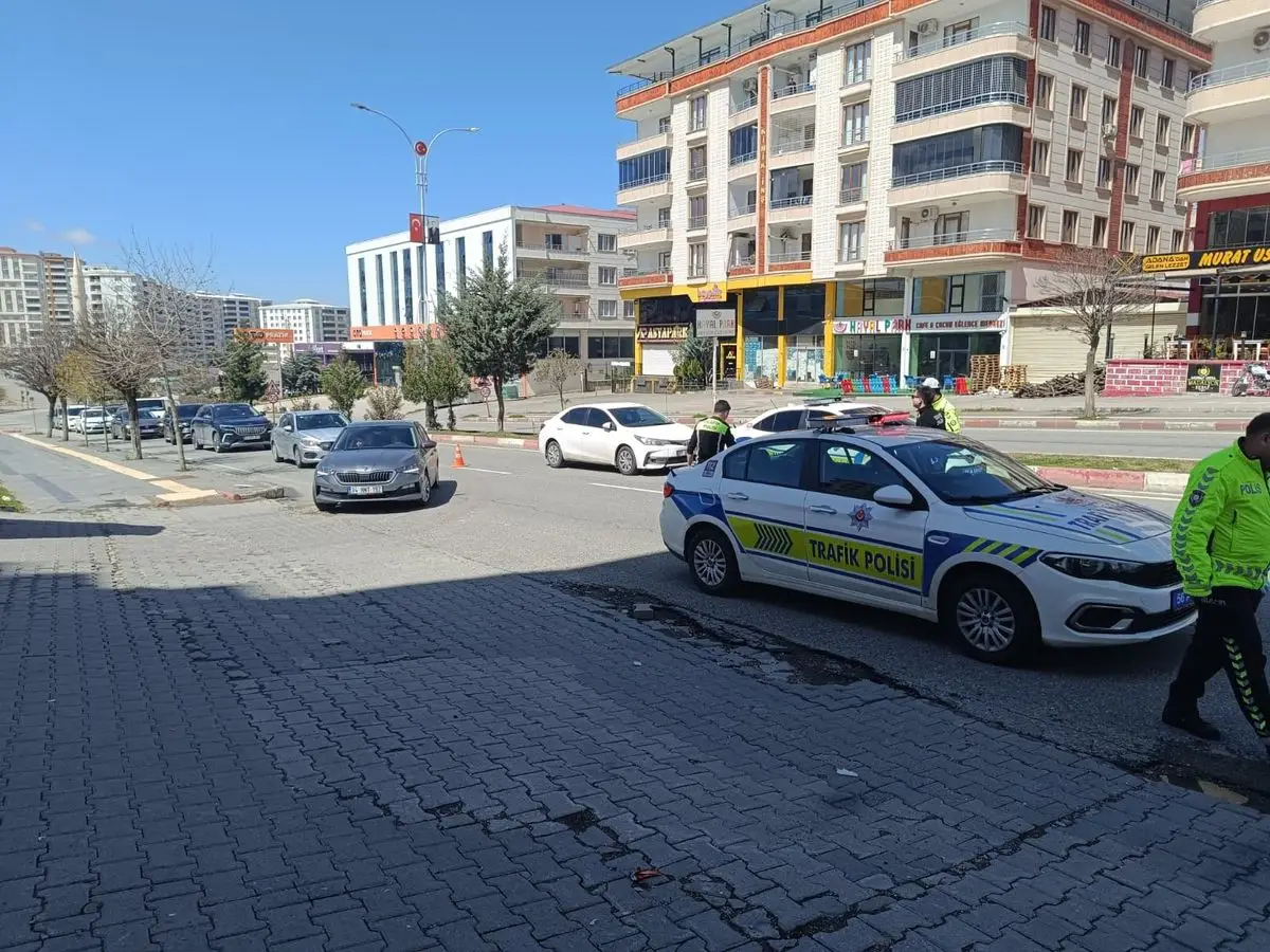Siirt’te Kaldırım Çökmesi Yol Trafiğini Durdurdu, Onarım Çalışmaları Başladı