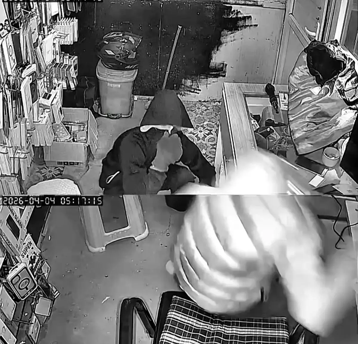 Hatay’da Kapüşonlu Şüpheliler 150 Bin Liraya Yakın Cep Telefonunu Çaldı