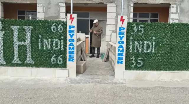 Zabıta ekipleri temizlik yapıyor