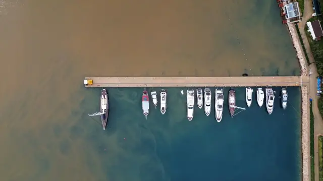 Kahverengi suyun kıyıya çarpması