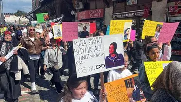 Anma töreni kalabalığı