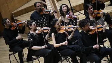 Festival sahnesinde çalan orkestra