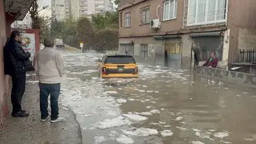 Sağanak sonrası sel sularıyla kaplı yollar