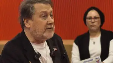 Etkinlikte Ahmet Özhan ve okurlar