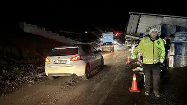 Devrilen tır ve kapanan yol