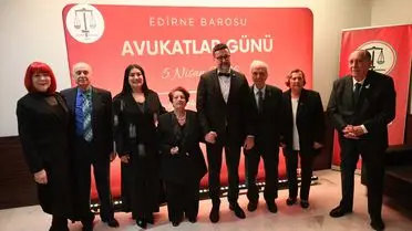 Etkinlikte konuşma yapan avukat