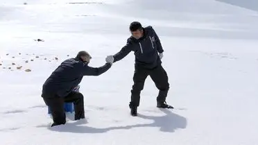 Karlı alanda bırakılan ekmek kırıntıları