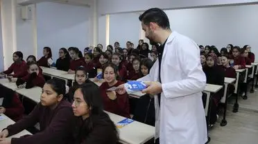 Toplu taşıma eğitimi sırasında öğrenciler