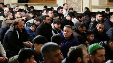 Gençler seher namazında bir arada