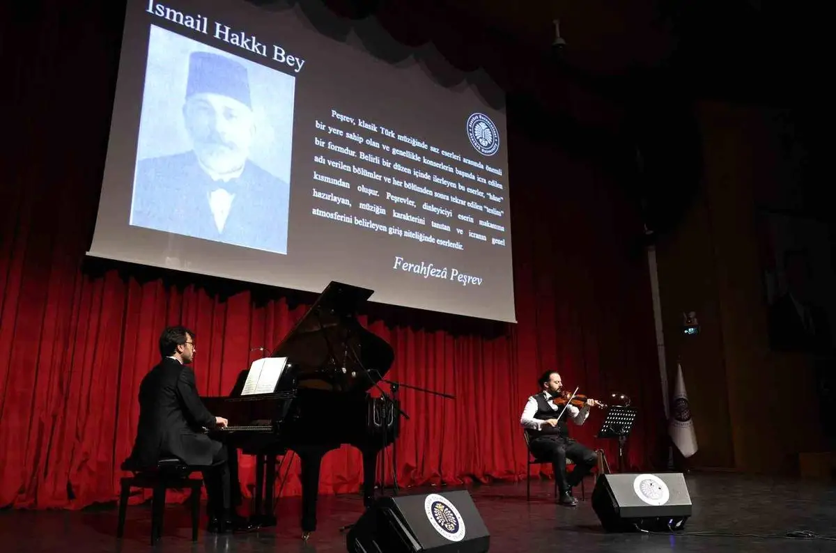 Atatürk Üniversitesi'nde Türk Müziği Konseri İzleyicileri Büyüledi