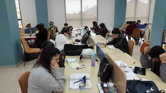 Kütüphane iç mekanında okuma alanı