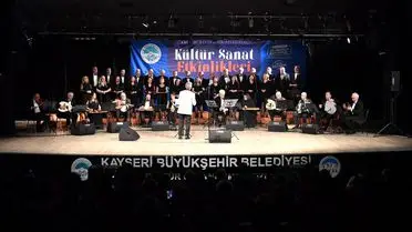 Konser sırasında sahnedeki Kent Korosu performansı