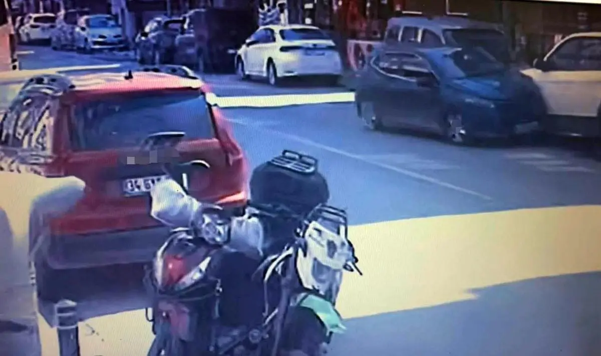 Küçükçekmece’de Şok Kaza: Sürücü Kontrolü Kaybedip Araç Takla Attı