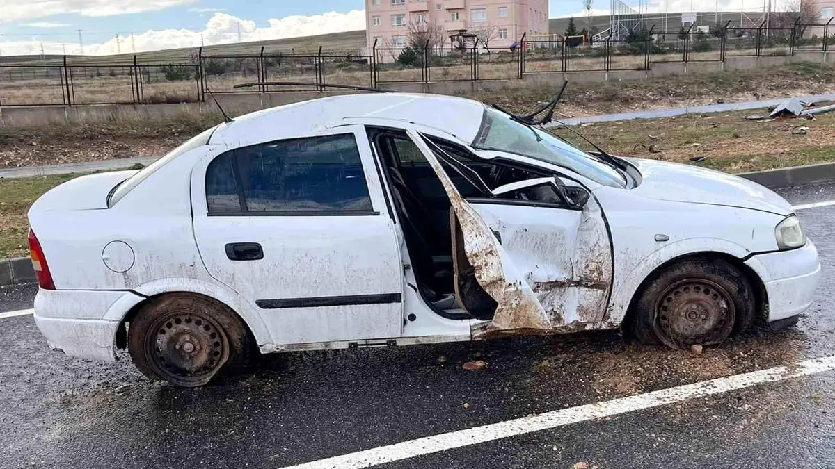 Kırıkkale’de Yağışlı Yolda Otomobil Takla Attı, 2 Yaralı