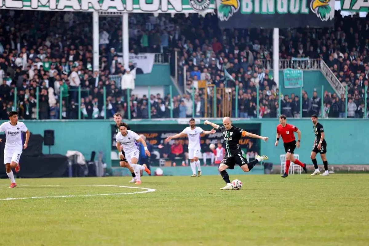 12 Bingölspor, TFF 3. Lig 2. Grup'ta Şampiyonluğunu Kutladı