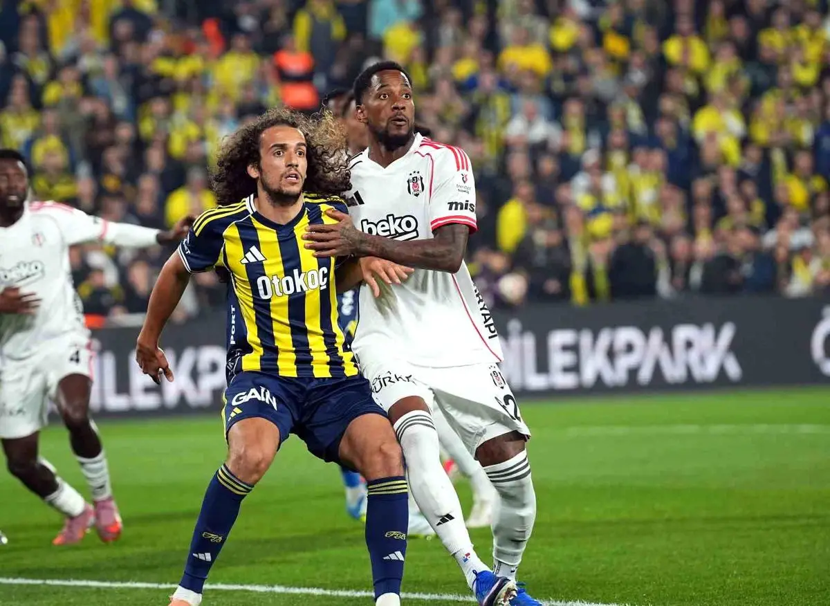 Amir Murillo Derbi Sırasında Kafa Travması Yaşadı, Hastaneye Sevk Edildi