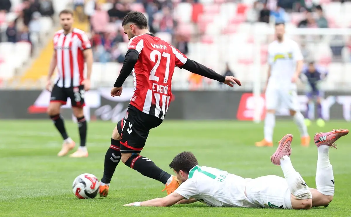 Esenler Erokspor, Sivasspor'u 3-1 Yenerek Puanını 66'ya Çıkardı