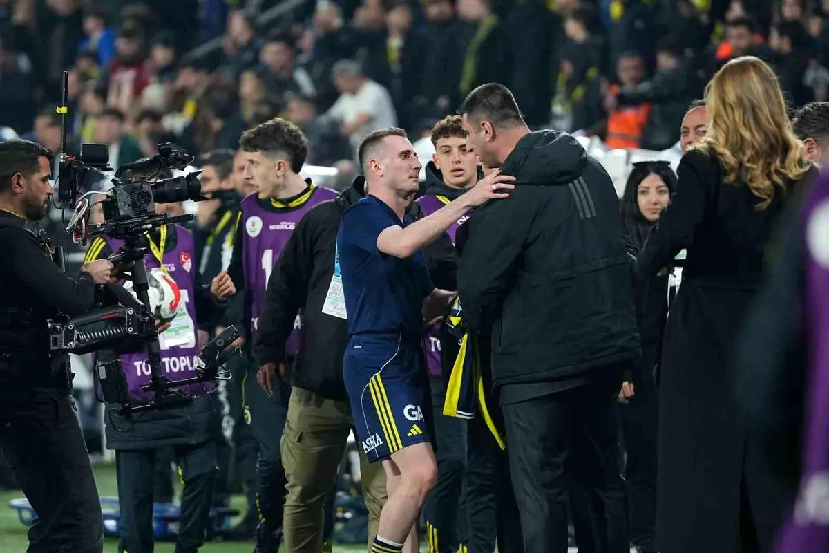 Fenerbahçe Derbide Beşiktaş'ı Mağlup Etti, Taraftar Coşkusuyla Kutlama Şöleni