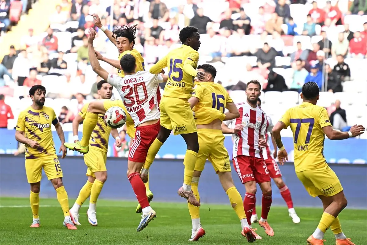 Antalyaspor, Evinde Eyüpspor'u 3-0 Mağlup Etti