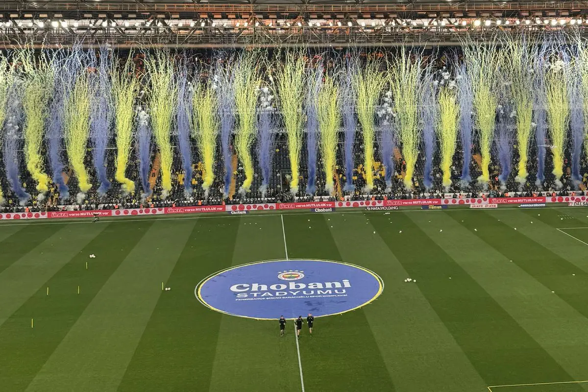 Fenerbahçe'nin sahaya çıkışı renkli duman ve konfetiyle kutlandı