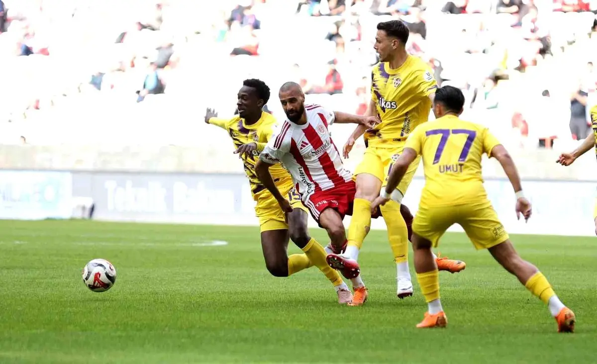 Antalyaspor ve Eyüpspor İlk Yarıda Golsüz Bitti: Maçın Kritik Anları