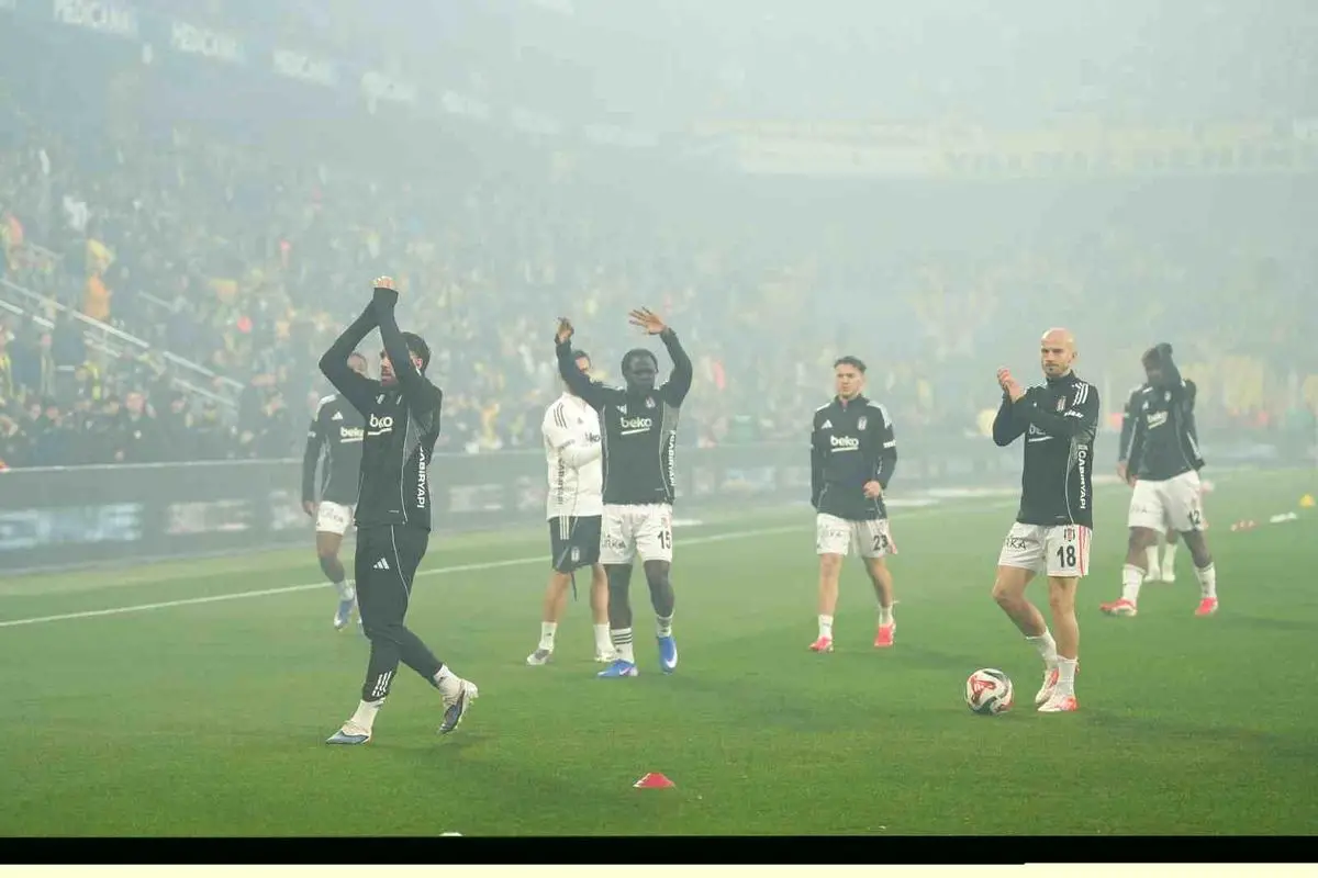 Fenerbahçe ve Beşiktaş Karşı Karşıya: Derbi 15 Dakika Gol Süz