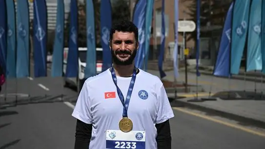 Koşu bitiş çizgisi ve kutlama anı