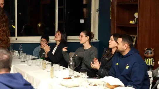 Şampiyonluk kupası Fenerbahçe Opet taraftarlarıyla