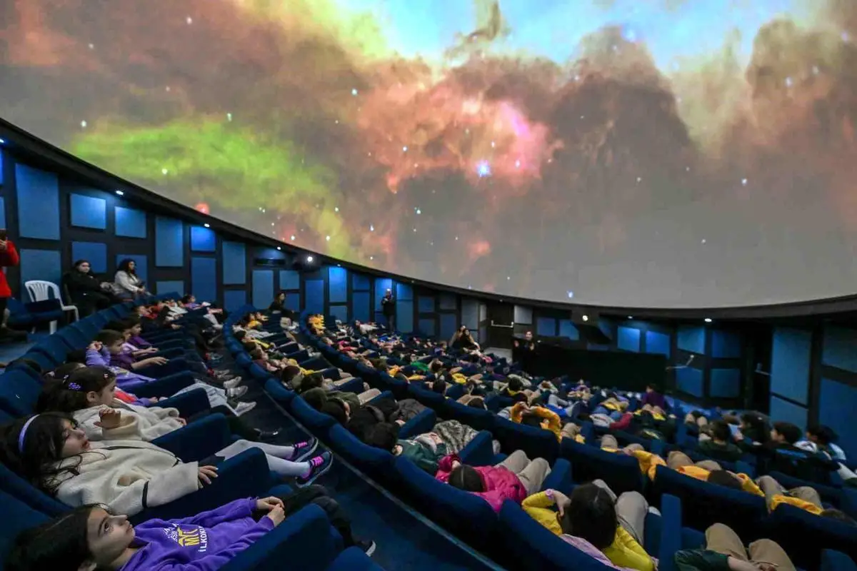 Mercan Bilim Merkezi Planetaryumu ile Çocuklar Uzaya Yolculuk Yapıyor