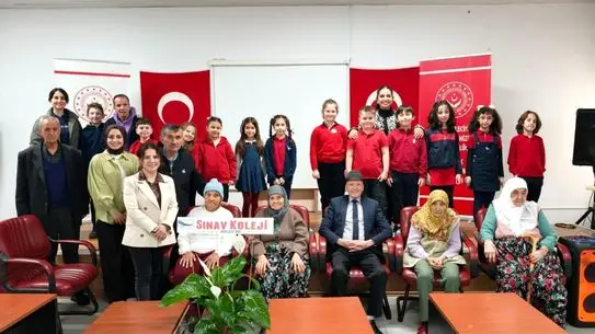 Bilecik Huzurevi'nde Kuşaklararası Köprü: Öğrenciler Yaşlılara Ziyaret Etti