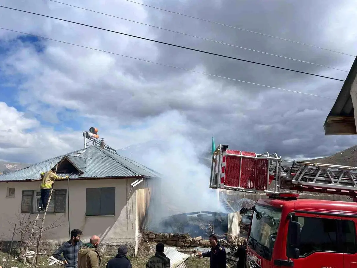 Manas köyündeki ahır yangını sonrası itfaiye ekipleri
