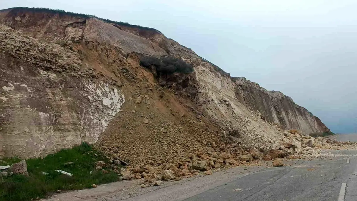Batman’da Heyelan Nedeniyle Üniversite Yolunda Trafik Şeridi Kapatıldı