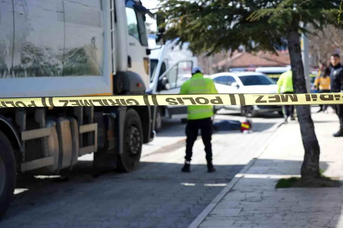 Erzincan’da Belediye Çöp Kamyonu Yaşlı Kadını Çarptı ve Hayatı Bitti
