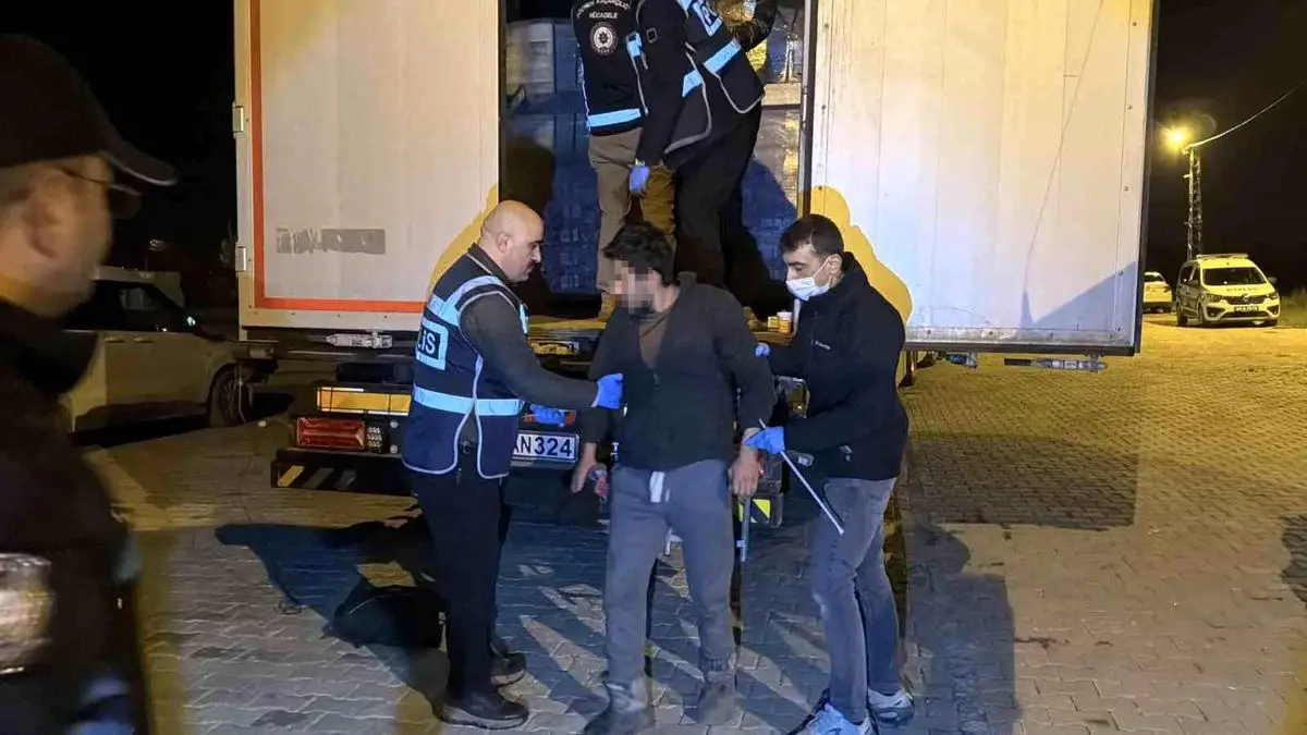 Tokat'ta Hurma ve Fıstık Yağı Yüküyle Gelen Tırda 18 Kaçak Göçmen Tutuklandı