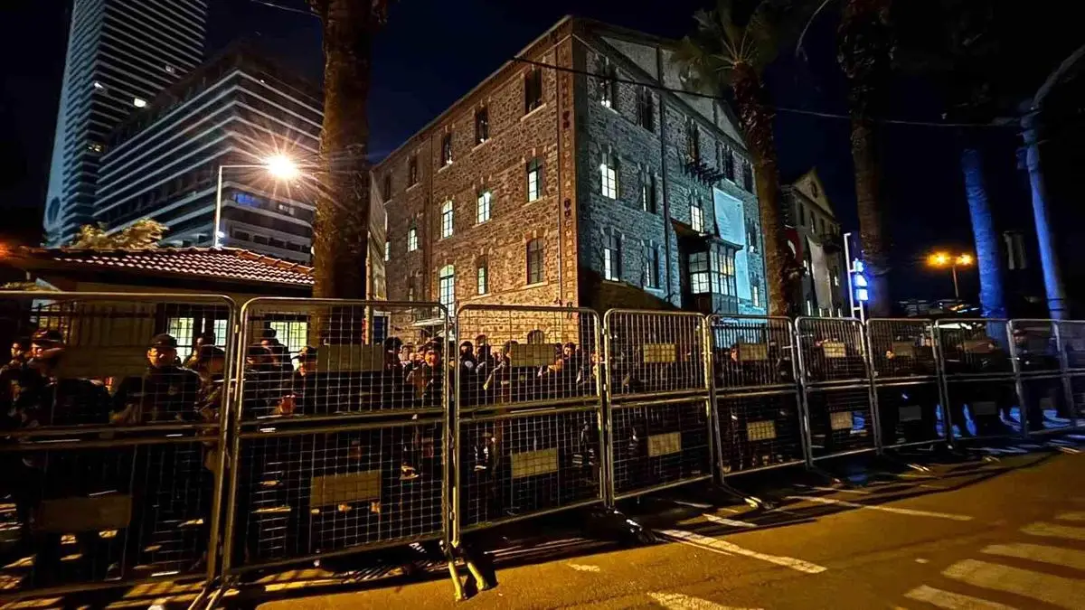 İzmir Büyükşehir Belediyesi, Meslek Fabrikası Çevresindeki Demir Bariyeri Geri Çekmek İstiyor